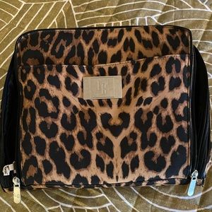 Lori Greinier make up case